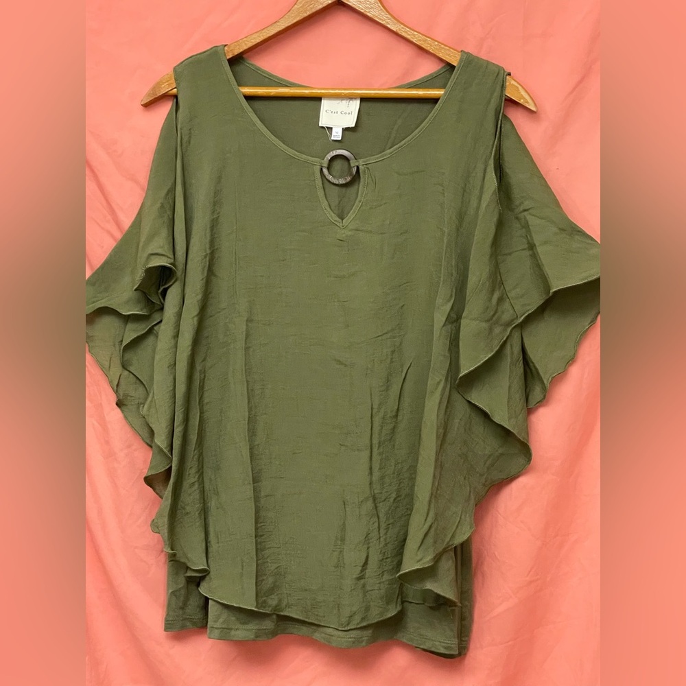 C’est Cool Boho Olive Green Ruffle Sleeve Top w/Coconut Shell Ring in Front szM